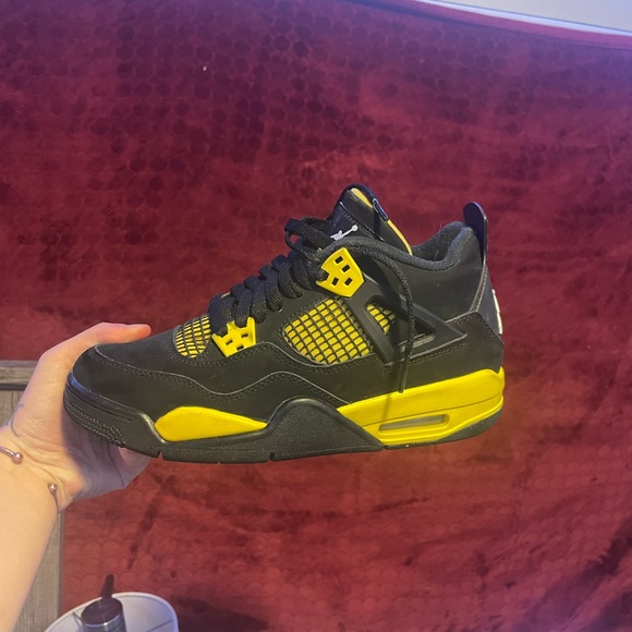 Jordan 4s black and yellow thunders size 6 - Picture 5 of 6